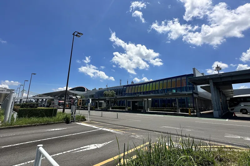 高松空港。バスのりばはターミナルのすぐ前です