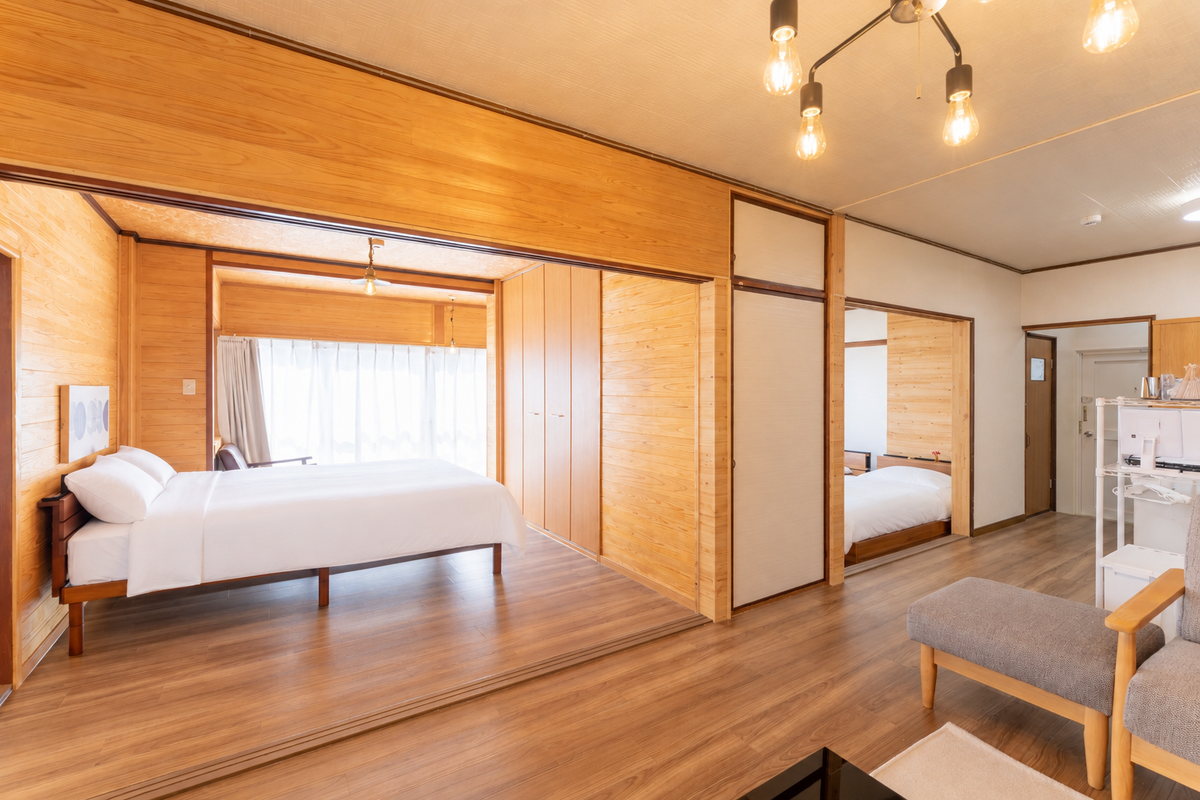 Twin beds in the third bedroom