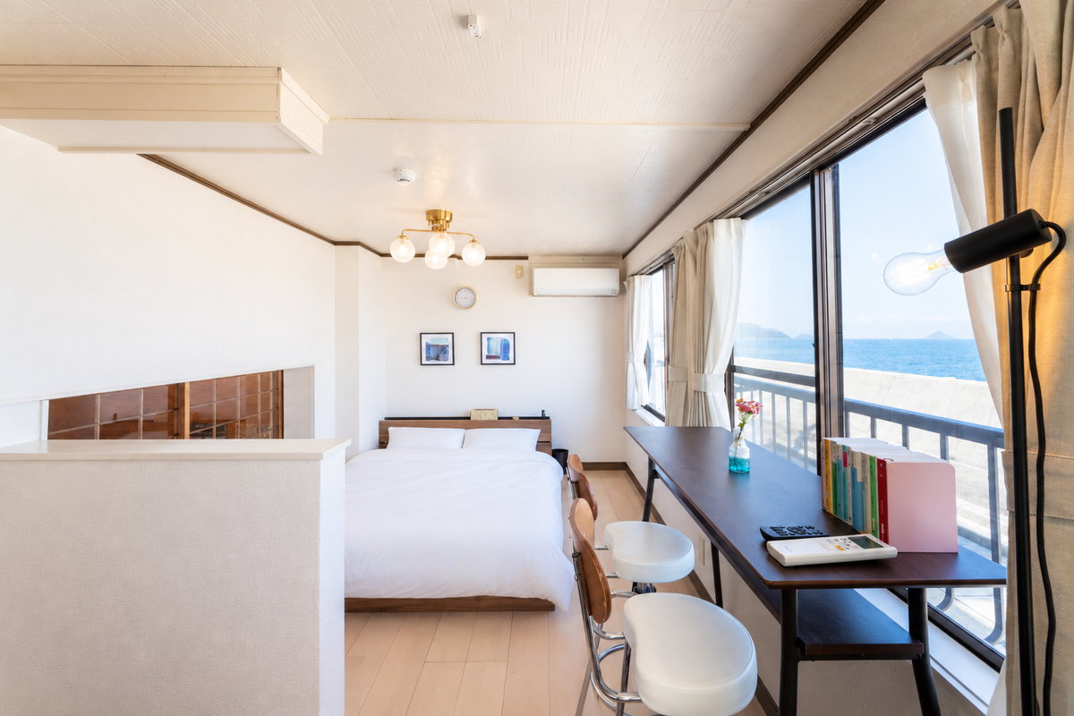 The sea-side room with the raised floor and counter